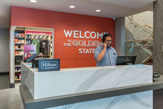 Imagen de los interiores del Hotel Hampton Inn Oakland Downtown-City Center. Foto 18