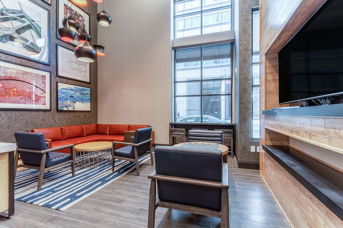 Imagen de los interiores del Hotel Hampton Inn Oakland Downtown-City Center. Foto 19