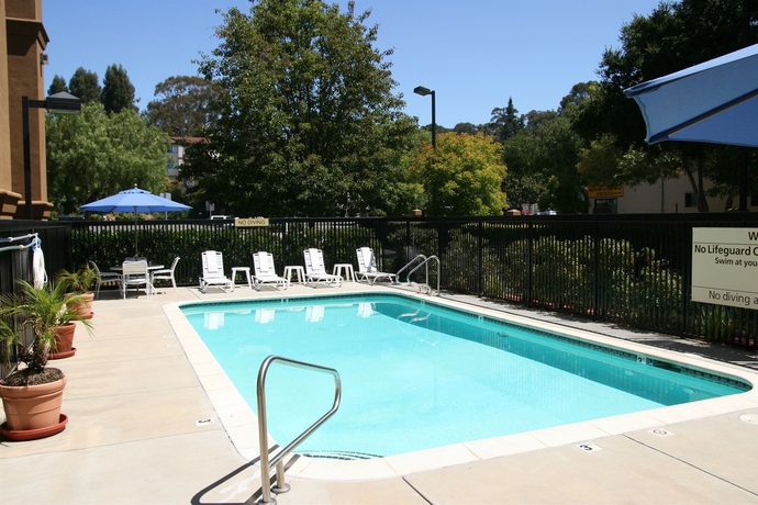 Imagen de la piscina del Hotel Hampton Inn Oakland-hayward. Foto 16