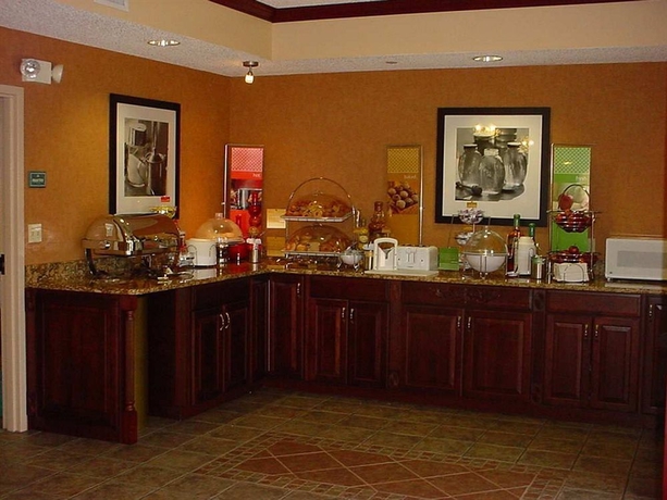 Imagen del bar/restaurante del Hotel Hampton Inn Orlando-maingate South. Foto 5