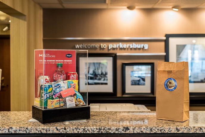 Imagen de los interiores del Hotel Hampton Inn Parkersburg-Mineral Wells. Foto 15