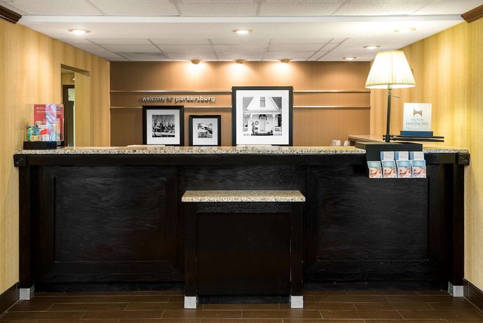 Imagen de los interiores del Hotel Hampton Inn Parkersburg-Mineral Wells. Foto 16