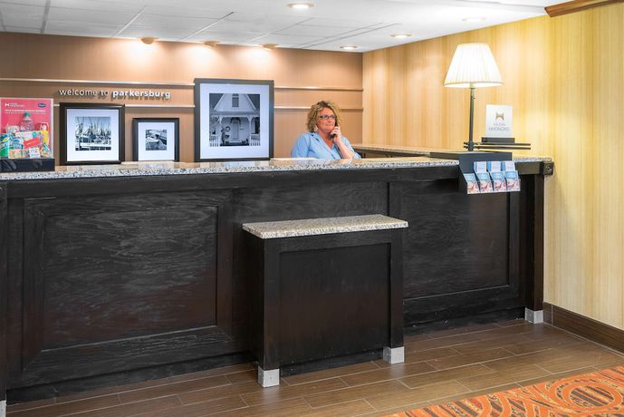 Imagen de los interiores del Hotel Hampton Inn Parkersburg-Mineral Wells. Foto 20