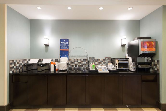 Imagen del bar/restaurante del Hotel Hampton Inn Philadelphia/Plymouth Meeting. Foto 3