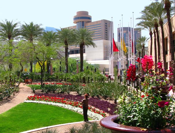 Imagen de los exteriores del Hotel Hampton Inn Phoenix/Biltmore Area. Foto 14