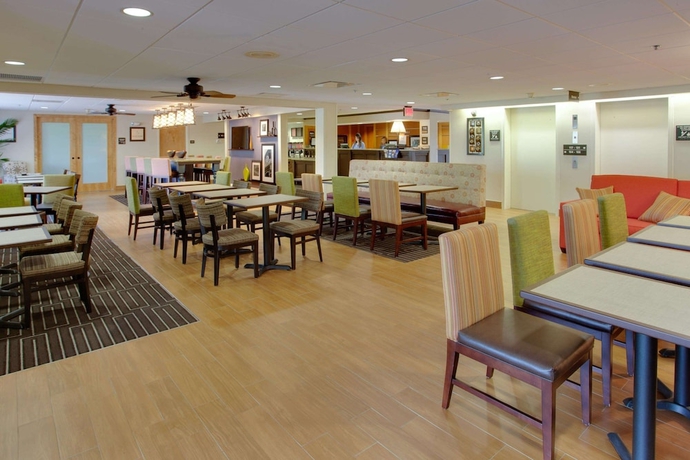 Imagen de los interiores del Hotel Hampton Inn Pittsburgh-airport. Foto 17