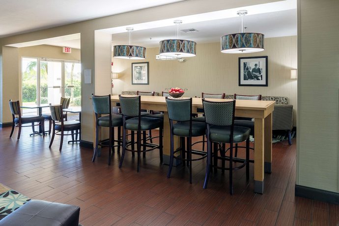 Imagen de los interiores del Hotel Hampton Inn Port Charlotte. Foto 17