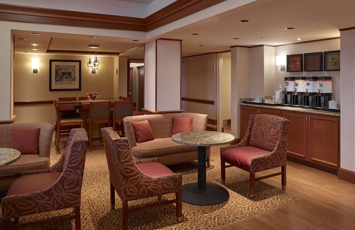 Imagen de los interiores del Hotel Hampton Inn Portland Airport. Foto 13