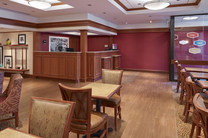 Imagen de los interiores del Hotel Hampton Inn Portland Airport. Foto 16