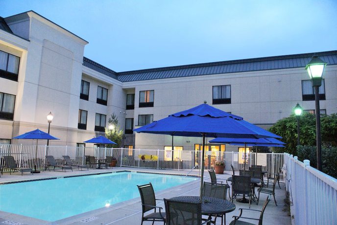 Imagen de la piscina del Hotel Hampton Inn Princeton, Kingston. Foto 20