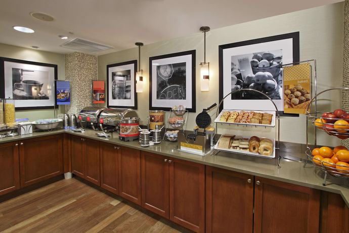 Imagen del bar/restaurante del Hotel Hampton Inn Princeton, Kingston. Foto 2