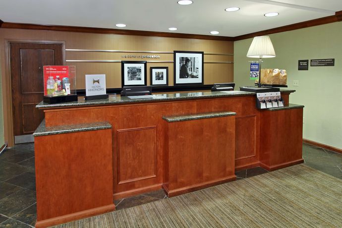 Imagen de los interiores del Hotel Hampton Inn Princeton, Kingston. Foto 19