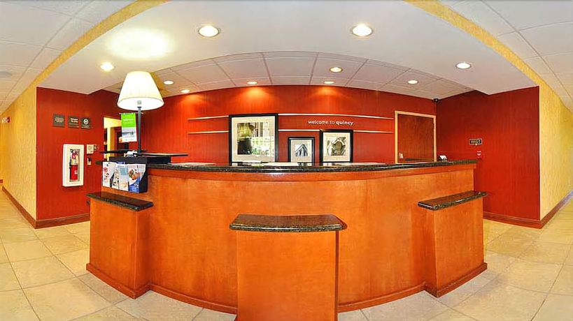 Imagen de los interiores del Hotel Hampton Inn Quincy. Foto 13