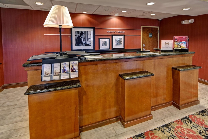 Imagen de los interiores del Hotel Hampton Inn Quincy. Foto 14