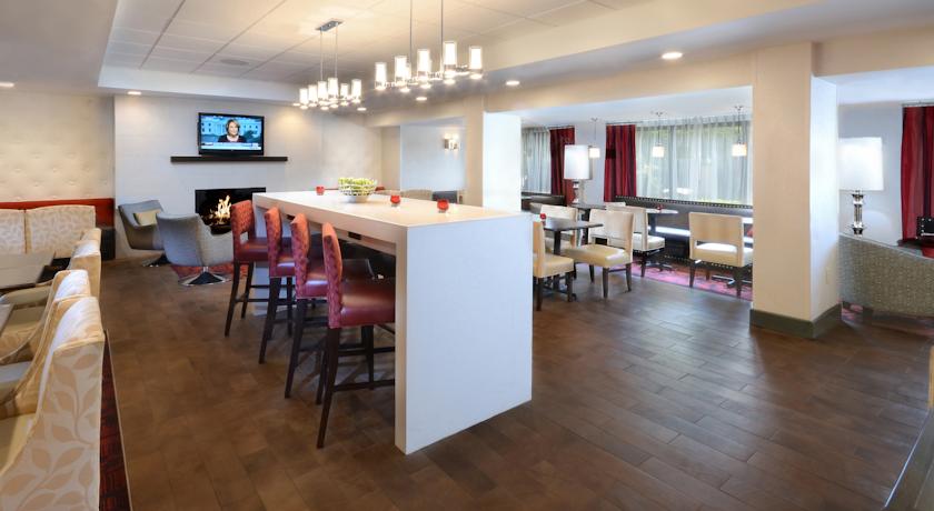Imagen de los interiores del Hotel Hampton Inn Raleigh-capital Blvd. North. Foto 4
