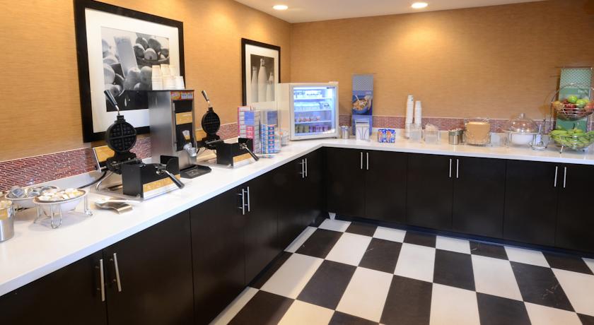 Imagen del bar/restaurante del Hotel Hampton Inn Raleigh-capital Blvd. North. Foto 2