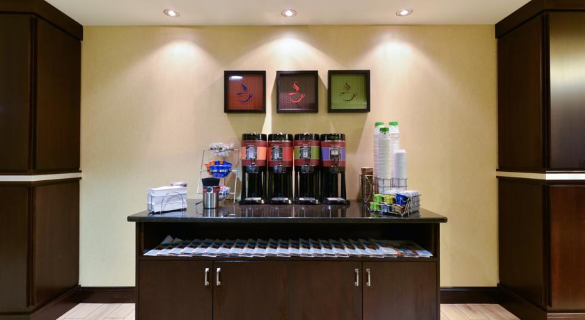 Imagen del bar/restaurante del Hotel Hampton Inn Raleigh/clayton I-40. Foto 3