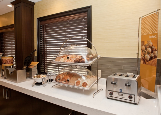 Imagen del bar/restaurante del Hotel Hampton Inn Ridgefield Park. Foto 5