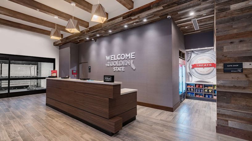 Imagen de los interiores del Hotel Hampton Inn Riverside Downtown. Foto 14