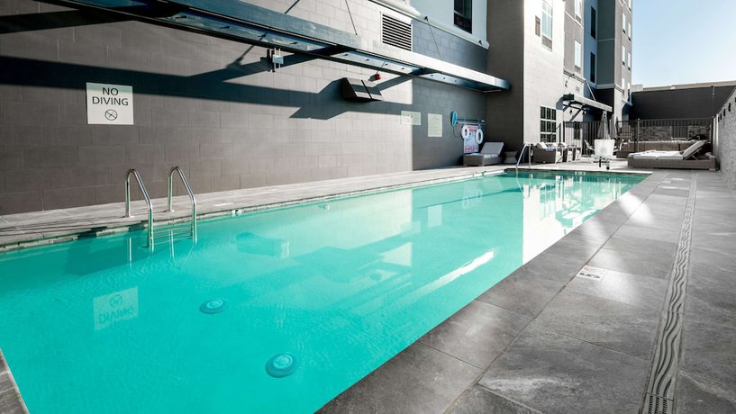 Imagen de la piscina del Hotel Hampton Inn Riverside Downtown. Foto 20