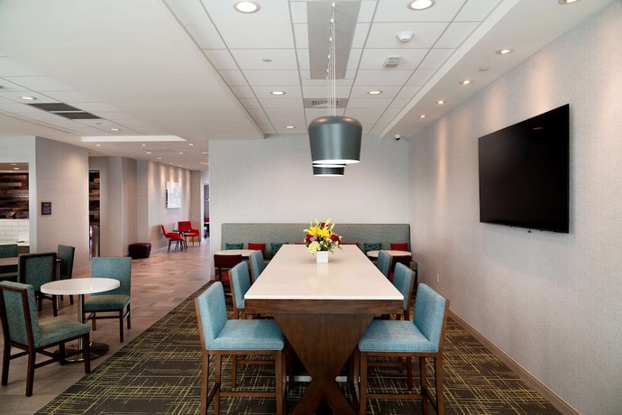 Imagen de los interiores del Hotel Hampton Inn Riverside March Air Force Base. Foto 15