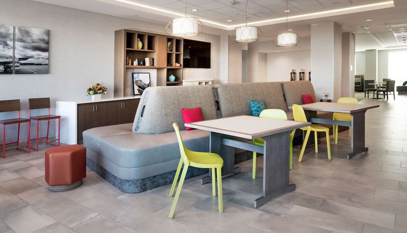 Imagen de los interiores del Hotel Hampton Inn Riverside March Air Force Base. Foto 16