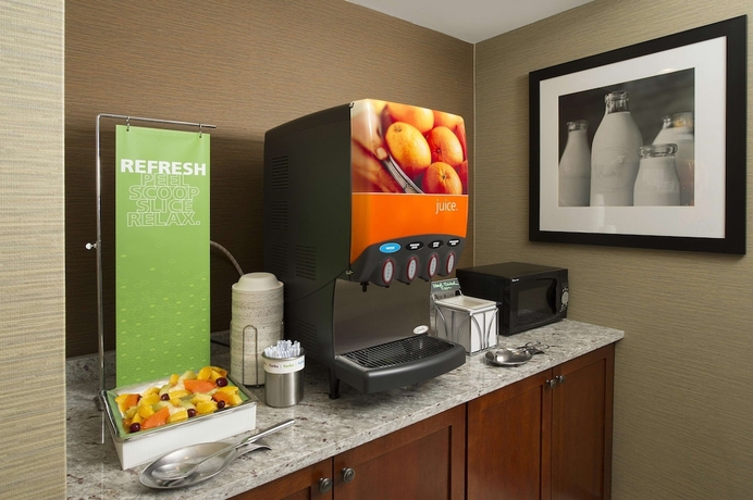 Imagen del bar/restaurante del Hotel Hampton Inn Rochester Greece. Foto 2