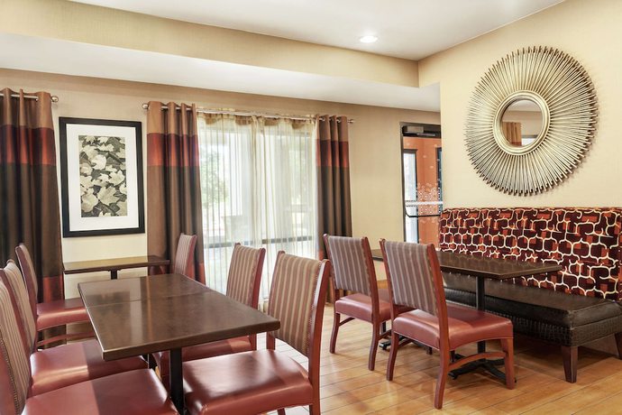 Imagen del bar/restaurante del Hotel Hampton Inn Sacramento/rancho Cordova. Foto 2