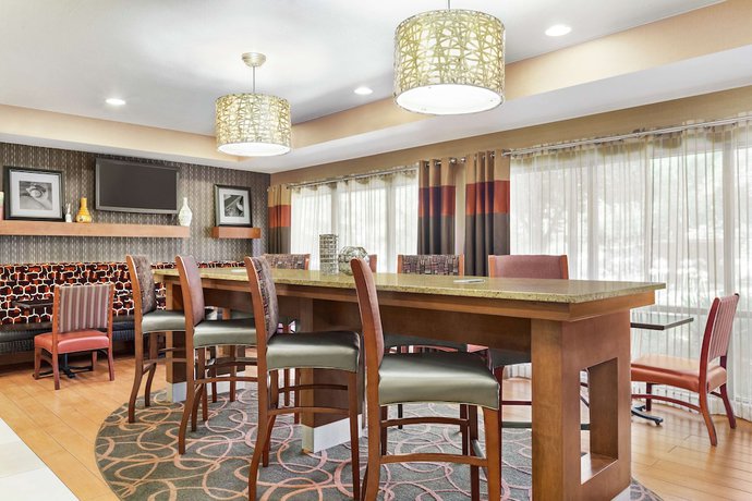Imagen del bar/restaurante del Hotel Hampton Inn Sacramento/rancho Cordova. Foto 3