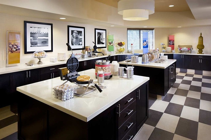 Imagen del bar/restaurante del Hotel Hampton Inn San Diego Del Mar. Foto 4