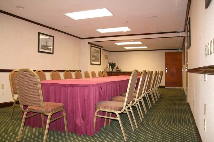 Imagen de los interiores del Hotel Hampton Inn San Francisco Airport. Foto 15