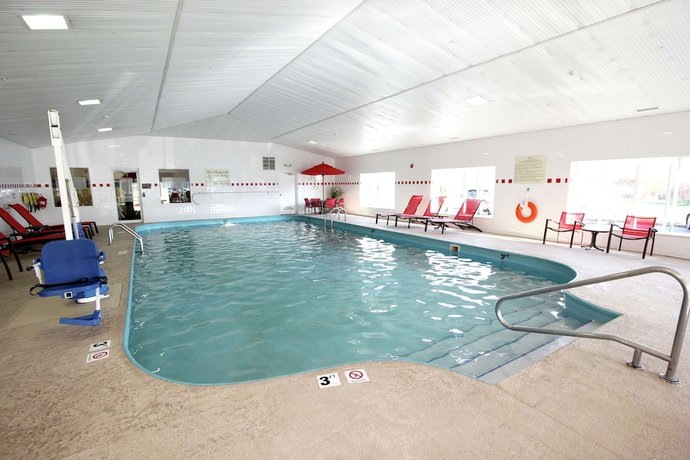 Imagen de la piscina del Hotel Hampton Inn Sandusky-Central. Foto 20