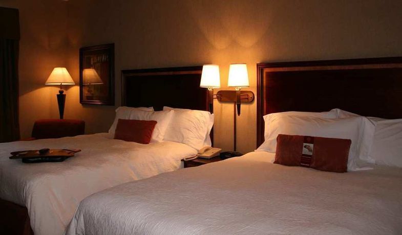 Imagen de los interiores del Hotel Hampton Inn Siloam Springs. Foto 9