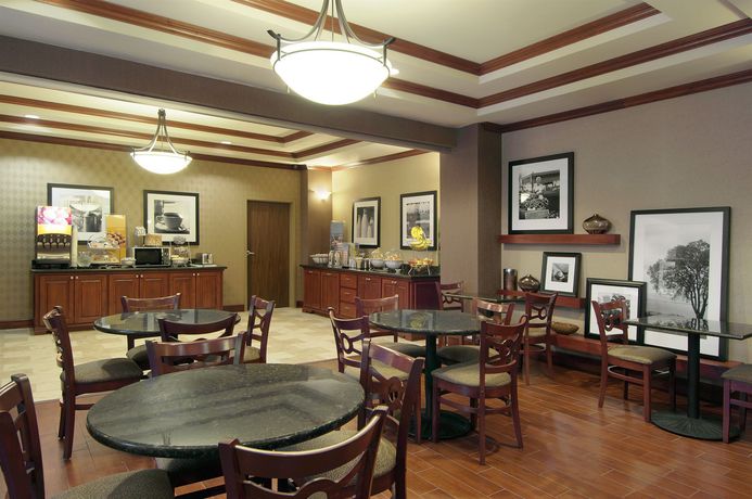 Imagen de los interiores del Hotel Hampton Inn Siloam Springs. Foto 10
