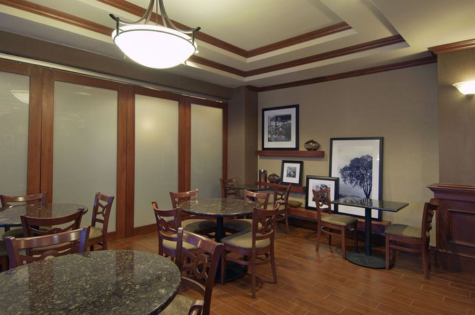 Imagen de los interiores del Hotel Hampton Inn Siloam Springs. Foto 11