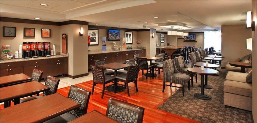 Imagen del bar/restaurante del Hotel Hampton Inn Silver Spring. Foto 2