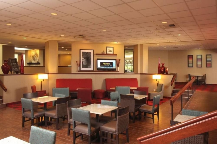 Imagen del bar/restaurante del Hotel Hampton Inn Spokane. Foto 2