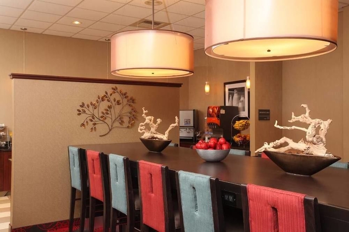 Imagen del bar/restaurante del Hotel Hampton Inn Spokane. Foto 4
