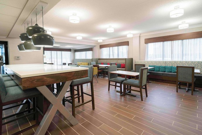 Imagen de los interiores del Hotel Hampton Inn St. Louis/Westport. Foto 14