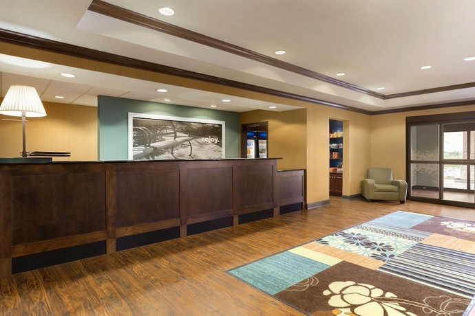Imagen de los interiores del Hotel Hampton Inn Stow. Foto 19