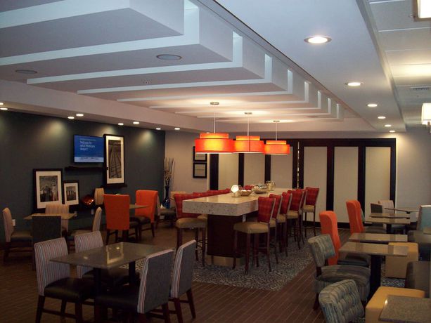Imagen del bar/restaurante del Hotel Hampton Inn Suffolk. Foto 3