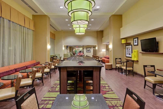 Imagen del bar/restaurante del Hotel Hampton Inn Suites Alexandria Old Town Area South. Foto 2