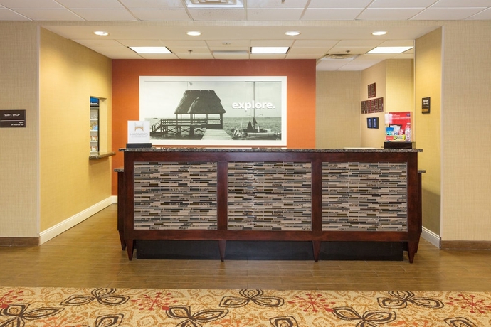 Imagen de los interiores del Hotel Hampton Inn Suites Jacksonville Airport. Foto 16
