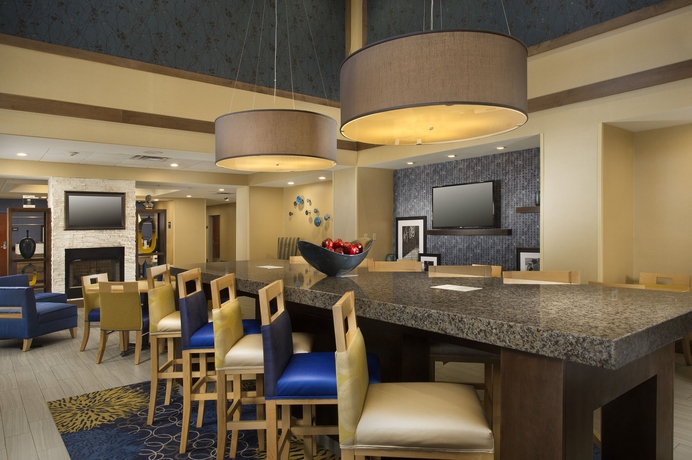 Imagen del bar/restaurante del Hotel Hampton Inn Syracuse Clay. Foto 2