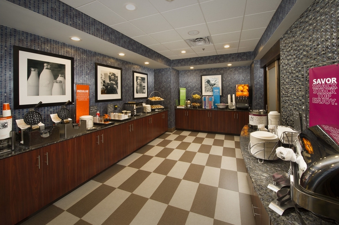 Imagen del bar/restaurante del Hotel Hampton Inn Syracuse Clay. Foto 3