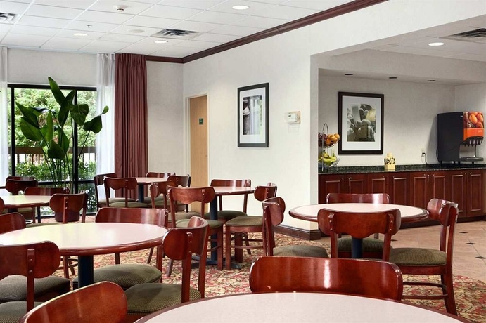Imagen del bar/restaurante del Hotel Hampton Inn Tallahassee-central. Foto 2