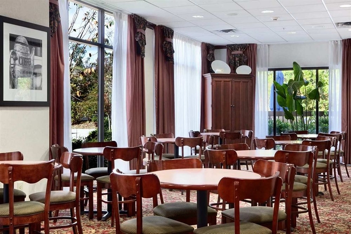 Imagen del bar/restaurante del Hotel Hampton Inn Tallahassee-central. Foto 3