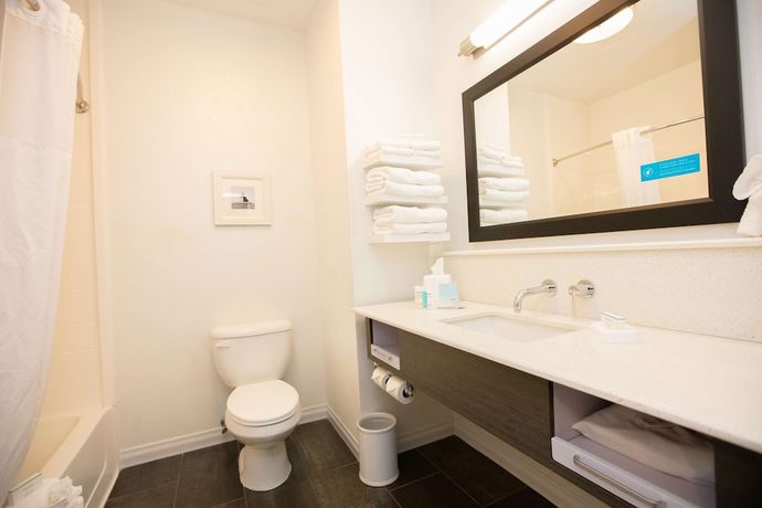 Imagen de la habitación del Hotel Hampton Inn Toledo/oregon. Foto 9