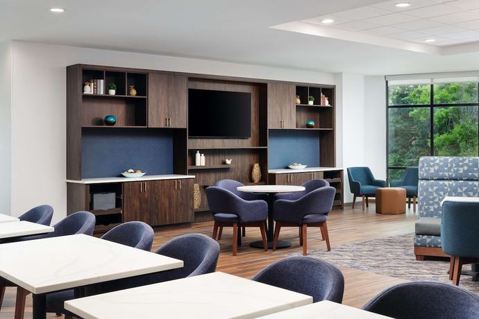 Imagen de los interiores del Hotel Hampton Inn Towson Downtown. Foto 17