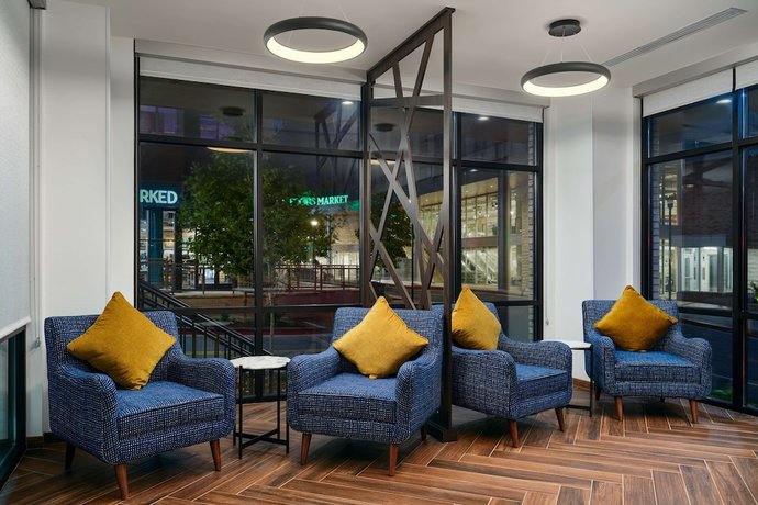 Imagen de los interiores del Hotel Hampton Inn Towson Downtown. Foto 19